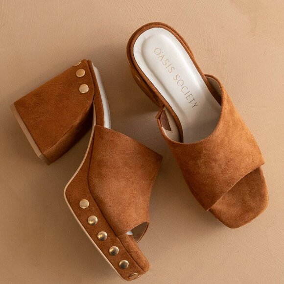 The Leona | Caramel Studded Platform Heel - Picture 2 of 3
